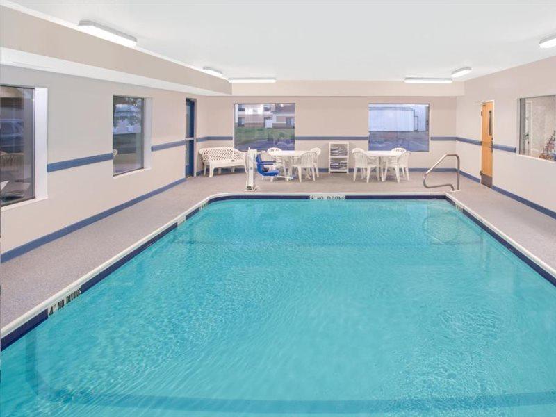 Super 8 By Wyndham Three Rivers Екстер'єр фото