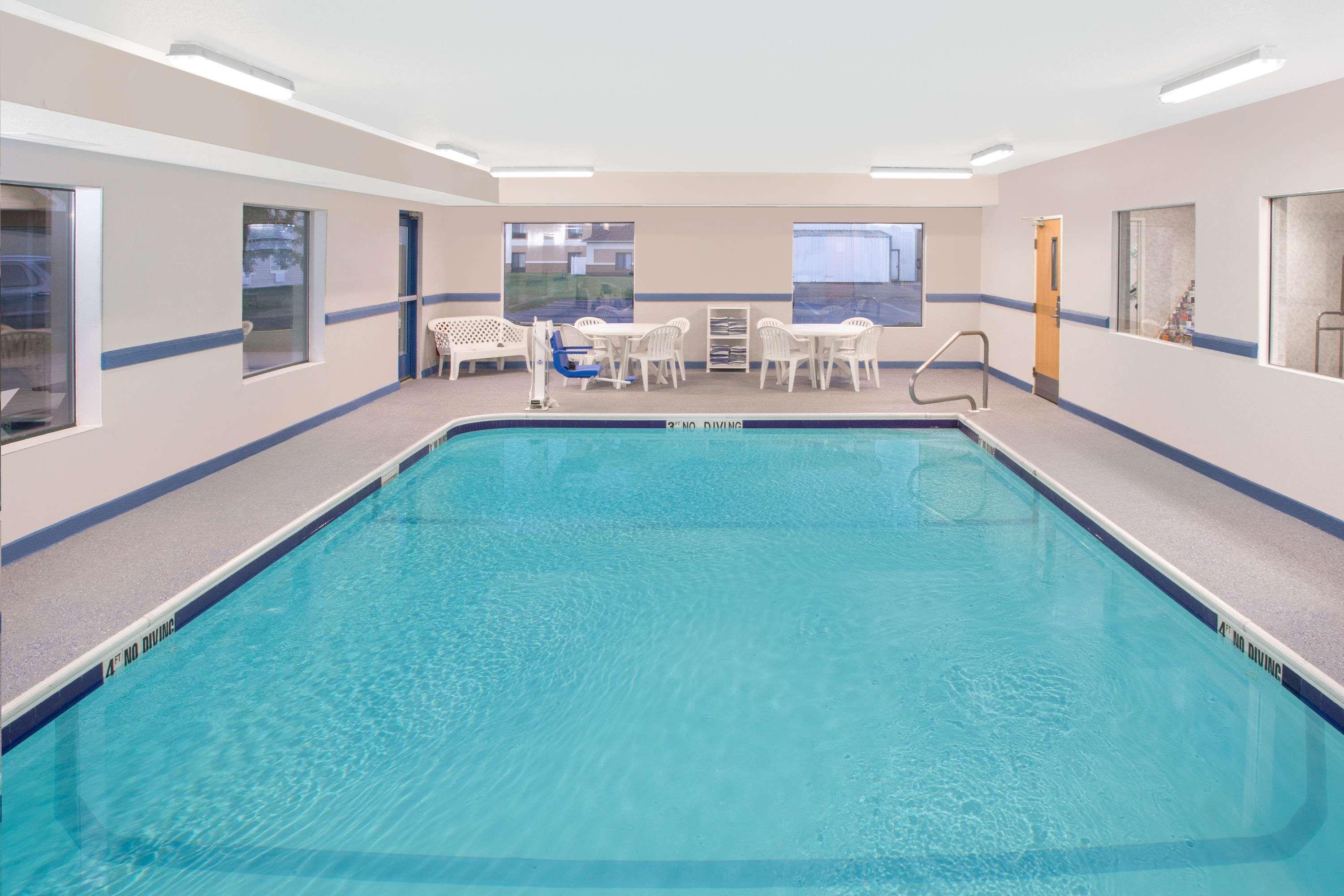 Super 8 By Wyndham Three Rivers Екстер'єр фото
